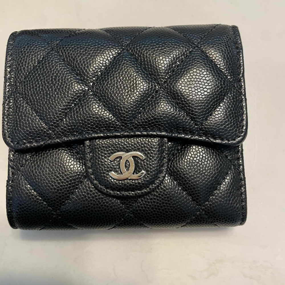 Chanel short wallet in caviar black and gold